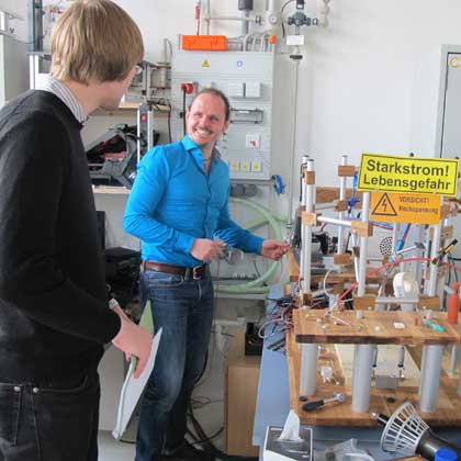 Daniel Hupel (rechts) und Sebastian Riesebeck erklären im Labor ihre Erfindung.