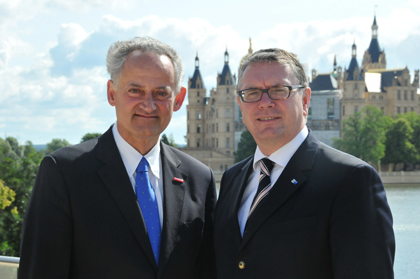 v.l.: Edgar Hummelsheim, Hauptgeschäftsführer der Handwerkskammer Schwerin Siegbert Eisenach, Hauptgeschäftsführer der Industrie- und Handelskammer zu Schwerin Foto: IHK zu Schwerin