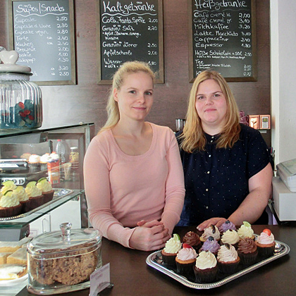 von links: Maike Klee und Schwester Denise Dau haben sich getraut und am 1. Mai 2015 ihr Törtcheneck in Rostock eröffnet. Es soll nun sogar vergrößert werden. Foto: Denise Dau