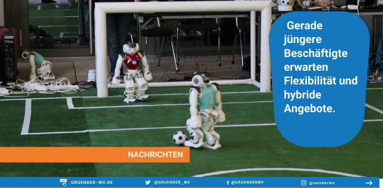 Sportlich aktive waren auf der #futurework22 zwei RoboCup-Teams. Forscher einer Berliner Uni wollten spielerisch zeigen, was KI heute schon für Möglichkeiten eröffnet. Foto: Ralph Schipke